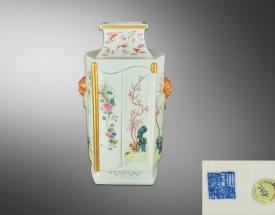 粉彩瑞獸銜環(huán)花卉紋方